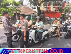 Kepedulian Polri Atasi Antrean Panjang Pembelian BBM di SPBU Abiansoan, Personel Polsek Bebandem Bagikan Air Mineral 