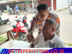Kapolsek Nurussalam Bantu Warga Daftar Perlindungan Sosial di Darul Falah