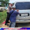 Mobil Terperosok di Jalan Berlubang, Kapolsek Nurussalam Hadir Membantu