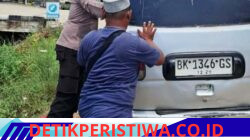 Mobil Terperosok di Jalan Berlubang, Kapolsek Nurussalam Hadir Membantu