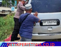 Mobil Terperosok di Jalan Berlubang, Kapolsek Nurussalam Hadir Membantu