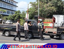 Pastikan Kelancaran Arus Lalu Lintas saat Antrean Panjang Pembelian BBM, Polres Karangasem Gelar Pam dan Gatur Lalin