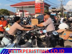 Di Tengah Antrean Panjang Pembelian BBM, Sat Binmas Polres Jembrana Bagikan Air Mineral kepada Warga