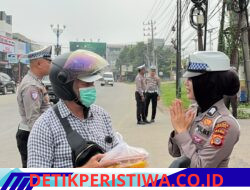 Gelar Jum’at Berkah, Satlantas Polres Bireuen Bagikan Sembako kepada Pengendara Tertib Berlalu Linta