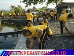 Ciptakan Ruang Publik yang Hijau Bersih dan Asri, Personel Polres Karangasem bersama Warga Gelar Aksi Bersih di Pantai Ujung Melalui Program Green Policing 