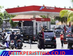 Keterlambatan Pendistribusian BBM dari Depo, Polres Karangasem Terjunkan Personelnya Amankan Beberapa SPBU