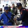 Antisipasi Dehidrasi dan Kelelahan Warga saat Antre Panjang Pembelian BBM, Polres Karangasem Terjunkan Tim Medis Sidokkes Berikan Layanan Kesehatan Gratis 