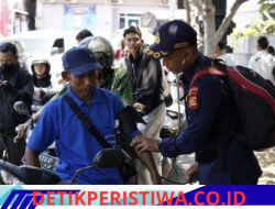 Antisipasi Dehidrasi dan Kelelahan Warga saat Antre Panjang Pembelian BBM, Polres Karangasem Terjunkan Tim Medis Sidokkes Berikan Layanan Kesehatan Gratis 