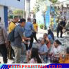 Warga Apresiasi Sat Intelkam Polres Karangasem, saat Bagikan Air Mineral kepada Pengantre BBM di SPBU Subagan