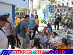 Warga Apresiasi Sat Intelkam Polres Karangasem, saat Bagikan Air Mineral kepada Pengantre BBM di SPBU Subagan