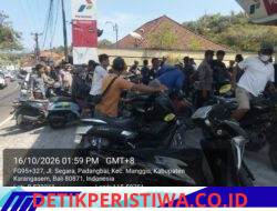 Pastikan Situasi Tetap Kondusif,  Polsek Padangbai Berikan Pengamanan saat Antrean Pembelian BBM