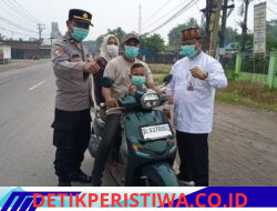 Kapolsek Julok dan Muspika Bagikan Masker, Warga Diimbau Waspadai Kabut Asap