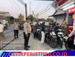 Di Tengah Antrean BBM Pertamax, Polsek Selat Berikan Pengamanan dan Gatur Lalin di Pertashop Selat dan Pertashop Muncan