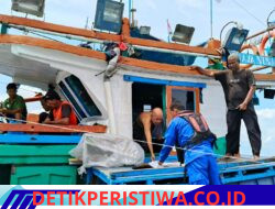 Patroli Perairan, Satpolairud Polres Aceh Timur Cek Kesiapan Kapal Nelayan 