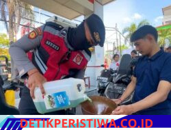 Cegah Kemacetan dan Percepat Pendistribusian BBM, Personel Ditsamapta Polda Bali Bantu Pengisian BBM kepada Masyarakat 