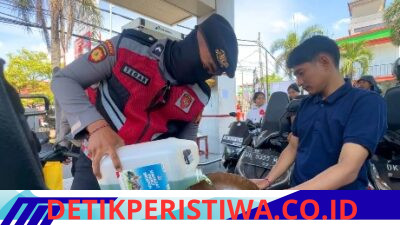 Cegah Kemacetan dan Percepat Pendistribusian BBM, Personel Ditsamapta Polda Bali Bantu Pengisian BBM kepada Masyarakat 