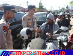 Ditengah Antrean Panjang, Kapolres Karangasem Turun Langsung Bagikan Air Mineral, Roti dan Es Krim kepada Warga di SPBU Amlapura