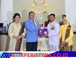 Ketua Umum PPAL Serahkan KTA Kepada 39 Pati Wisudawan Pada Upacara Wisuda Purnawira di AAL Bumi Moro Surabaya