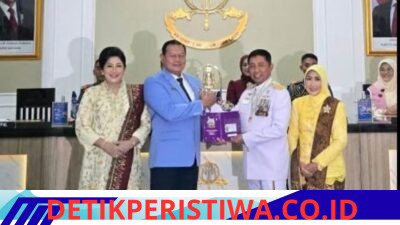 Ketua Umum PPAL Serahkan KTA Kepada 39 Pati Wisudawan Pada Upacara Wisuda Purnawira di AAL Bumi Moro Surabaya