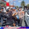 Ditengah Antrean Panjang Pembelian BBM, Personel Polsek Rendang Bagikan Air Mineral kepada Masyarakat di SPBU Rendang dan Nongan