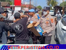 Ditengah Antrean Panjang Pembelian BBM, Personel Polsek Rendang Bagikan Air Mineral kepada Masyarakat di SPBU Rendang dan Nongan