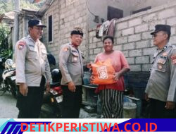 Berbagi Kasih Polri kepada Masyarakat, Kapolsek Padangbai Salurkan Bantuan Sembako kepada Warga yang Kurang Mampu 