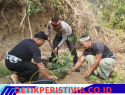 Ciptakan Ruang Publik Hijau dan Bersih, Kapolres Karangasem Pimpin Aksi Bersih-bersih dan Tanam Pohon di Tenganan