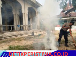 Dukung Green Policing Polsek Banda Alam Bersihkan Masjid Babul Maqwa