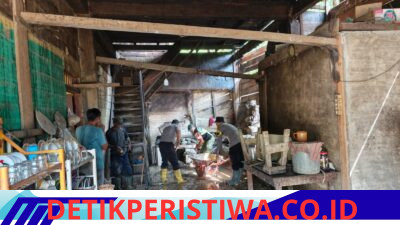 Polisi Bersama Masyarakat, Polsubsektor Rusip Antara dan Babinsa Bersihkan Lumpur yang Menimbun Dapur Rumah Warga