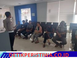 Kanit Regident Polres Karangasem Sosialisasikan Leafleat Tentang Penggolongan SIM C kepada Pemohon SIM 