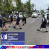 Utamakan Keselamatan Kalangan Pelajar, Anggota Sat Lantas Polres Karangasem Bantu Sebrangkan Siswa-siswi SMPN 2 Amlapura