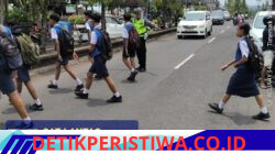 Utamakan Keselamatan Kalangan Pelajar, Anggota Sat Lantas Polres Karangasem Bantu Sebrangkan Siswa-siswi SMPN 2 Amlapura