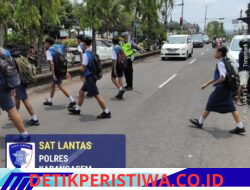 Utamakan Keselamatan Kalangan Pelajar, Anggota Sat Lantas Polres Karangasem Bantu Sebrangkan Siswa-siswi SMPN 2 Amlapura