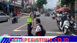 Polisi Sahabat Anak, Anggota Sat Lantas Polres Karangasem Bantu Sebrangkan Siswa-siswi SD Negeri 4 Subagan