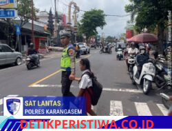 Polisi Sahabat Anak, Anggota Sat Lantas Polres Karangasem Bantu Sebrangkan Siswa-siswi SD Negeri 4 Subagan