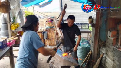 Lek Men, Pandai Besi Asal Aceh Tamiang yang Bertahan Sejak 1997, Didik Enam Anak Jadi Wirausaha