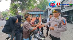 Tak Sekadar Mengawasi, Personel Itwasda Polda Bali Turun ke Jalan Edukasi Pengendara Demi Keselamatan dalam Berlalu Lintas