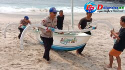 Dengan Sepenuh Hati Satuan Polairud Polres Karangasem Bantu Nelayan Dorong Jukung, dan Berikan Himbau Keselamatan Kerja saat Melaut