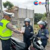 Personel Satlantas Polres Karangasem Gelar Ops Patuh Agung 2026, Berikan Himbauan dan Pembagian Brosur Kamseltibcarlantas kepada Pengendara Roda 2