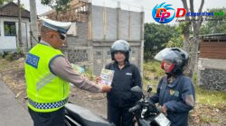 Personel Satlantas Polres Karangasem Gelar Ops Patuh Agung 2026, Berikan Himbauan dan Pembagian Brosur Kamseltibcarlantas kepada Pengendara Roda 2