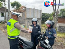 Personel Satlantas Polres Karangasem Gelar Ops Patuh Agung 2026, Berikan Himbauan dan Pembagian Brosur Kamseltibcarlantas kepada Pengendara Roda 2
