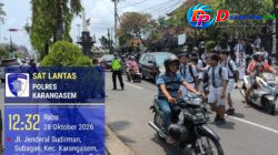 Utamakan Keselamatan Kalangan Pelajar, Anggota Sat Lantas Polres Karangasem Bantu Sebrangkan Siswa-siswi SMPN 2 Amlapura