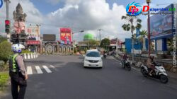 Jaga Ketertiban dan Kelancaran Arus Lalulintas, Personil Sat Lantas Rutin Laukan Gatur Pagi di Simpang Empat Subagan Amlapura