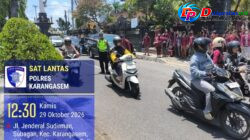Atensi bubaran Sekolah, Personel Sat Lantas Bantu Sebrangkan Siswa-siswi SMPN 2 Amlapura