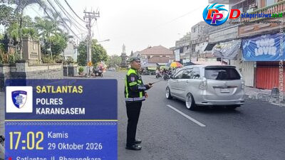 Rutinitas Pos Sore, Satlantas Polres Karangasem Lakukan Gatur Lalin di Seputaran Pasar Senggol Jalan Gajah Mada Amlapura