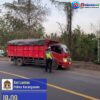 Cegah Truk Parkir Sembarangan,  Satlantas Polres Karangasem Berikan Himbauan kepada Sopir Truk di Kawasan Wisata Candidasa