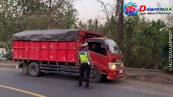 Cegah Truk Parkir Sembarangan,  Satlantas Polres Karangasem Berikan Himbauan kepada Sopir Truk di Kawasan Wisata Candidasa
