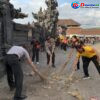 Ciptakan Lingkungan Bersih Asri dan Hijau, Polsek Bebandeng Bersama Warga Gelar Aksi Bersih-bersih di Desa Bungaya