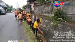 Wujudkan Program Green Policing, Polsek Sidemen Gelar Aksi Bersih-bersih di Lingkungan SDN 2 Sidemen Jelang Hari Raya Saraswati