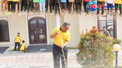 Polres Green Policing melalui kegiatan bersih-bersih di Masjid Joesoef Bakri